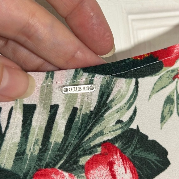 GUESS Size Medium Hawaiian Tie Front Blouse V-neck long Sleeve Button-Up Floral - Picture 7 of 10